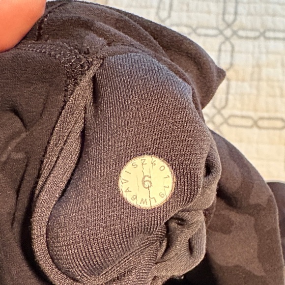 Align cropped Black Camouflage Leggings - Picture 3 of 5